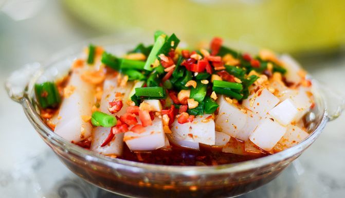 是宁夏吴忠当地较为地道的美食爽滑的凉粉和口感厚重的羊杂碎在红油