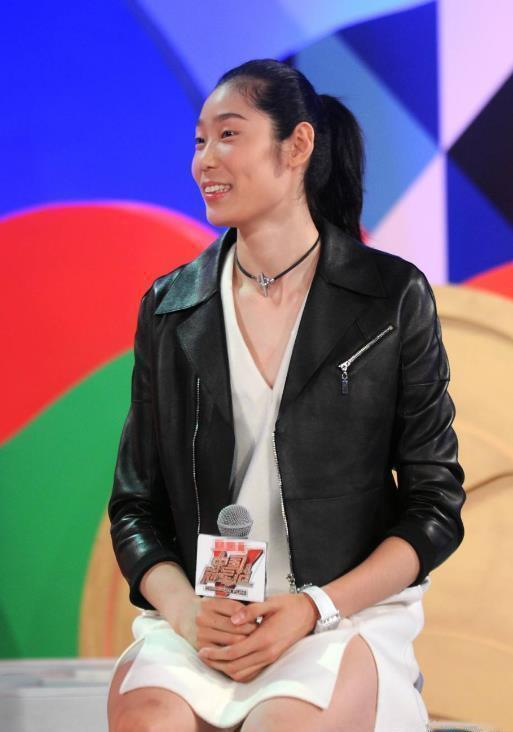 1米98的朱婷气场全开,穿黑色西装连体裤高级大气,气质不输超模