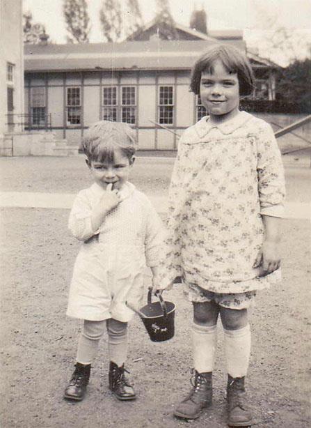 世界最美自杀照片:她从86楼跳下,因姿势优雅被拍,被称为坠落天使