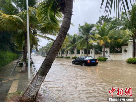 受台风圆规影响海口多路段出现海水倒灌