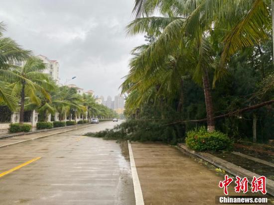受台风"圆规"影响 海口多路段出现海水倒灌