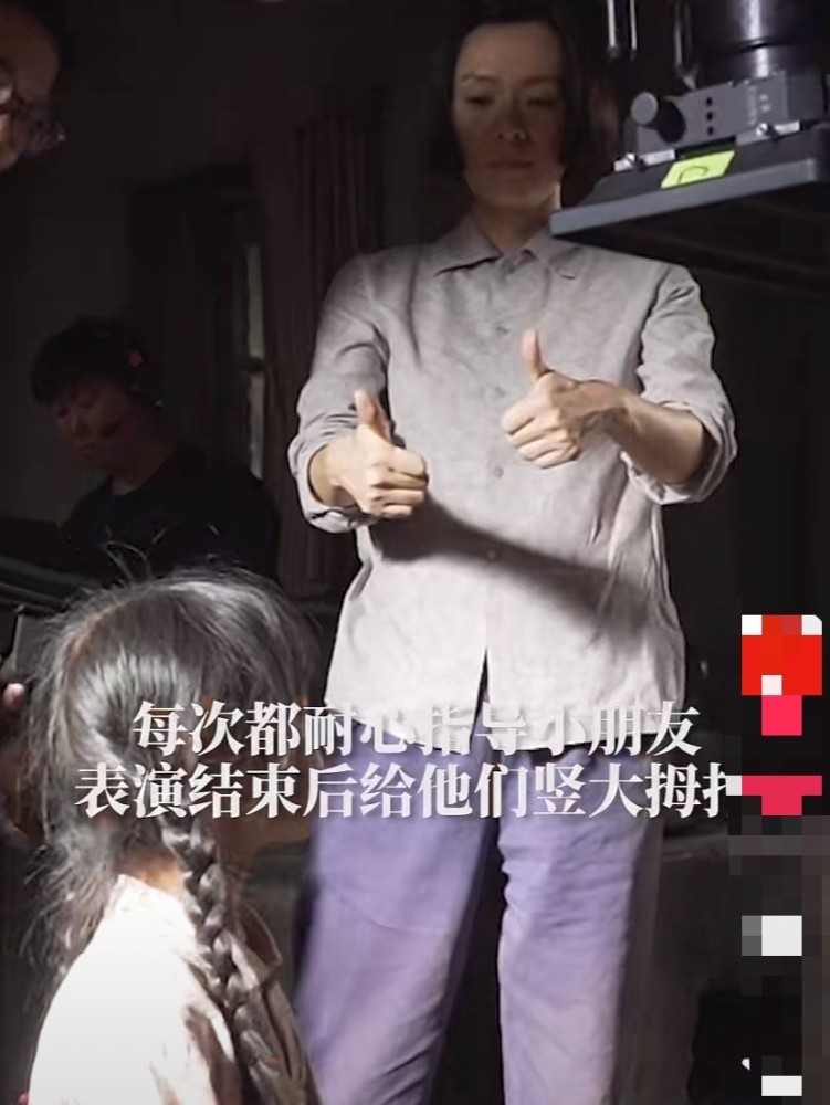 章子怡照顾小演员太暖心!蹲在地上帮忙系鞋带,耐心擦鼻血不嫌弃