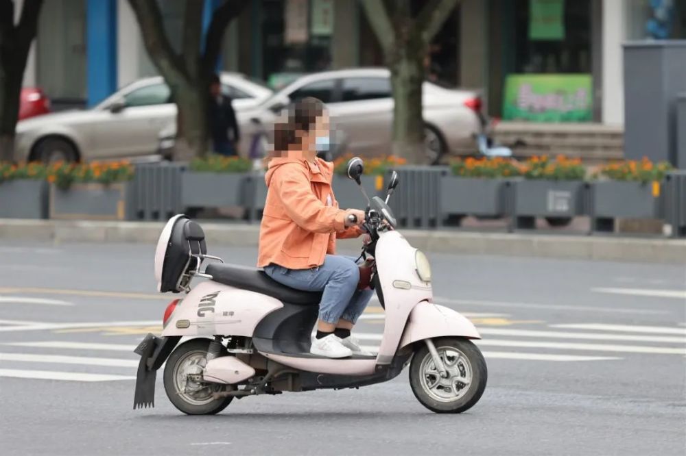 温馨提醒:为了您的安全,驾驶电动自行车出行,请正确佩戴好头盔!