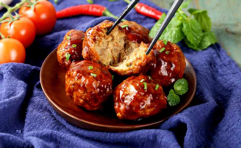 做红烧狮子头,牢记"调肉馅"方法,做好后软糯入味,口齿留香