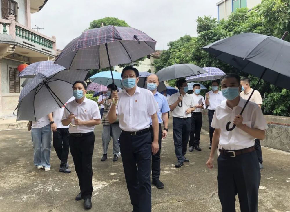 副市长吴健明,市政府党组成员祝海辉,区领导郑群星,徐达威,郑碧娥一同