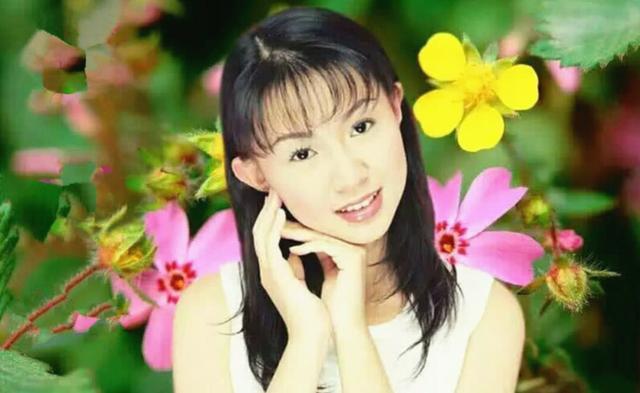 2000年,卓依婷推出了自己的新专辑《天使快醒来,和故事随笔集《简单
