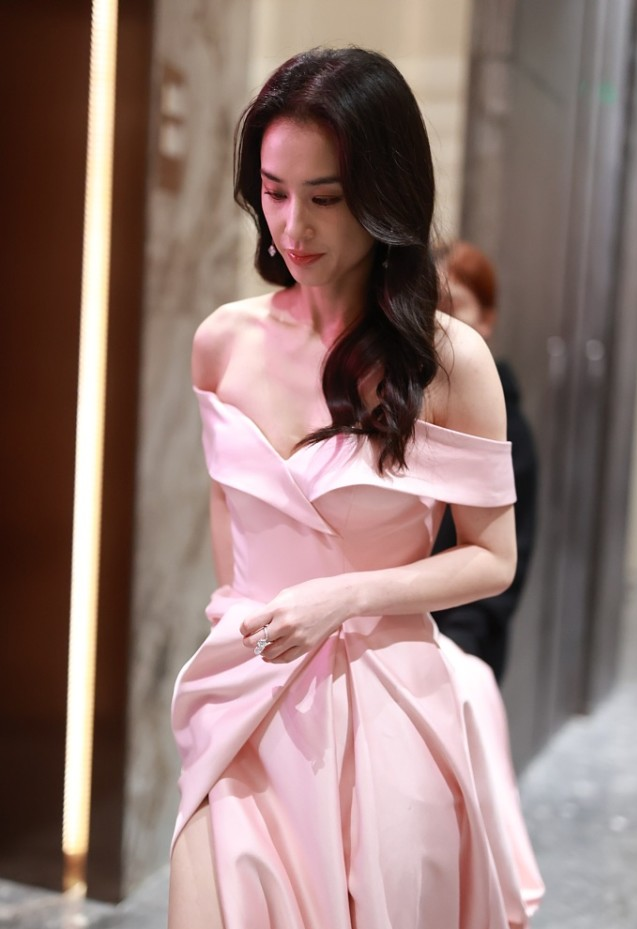 阔太黄圣依也太会选衣服了,穿礼服裙像"公主",不怪杨子心动