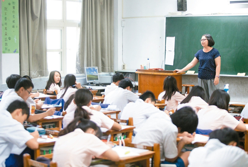 大学生在课堂睡倒一片导师却一脸从容讲课学生却称这是常态