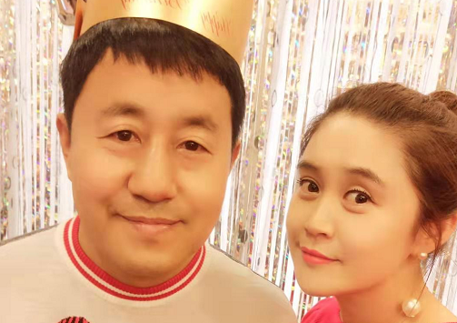 他的现任老婆名叫吴琼,肤白貌美,气质出众,职业也是二人转演员.