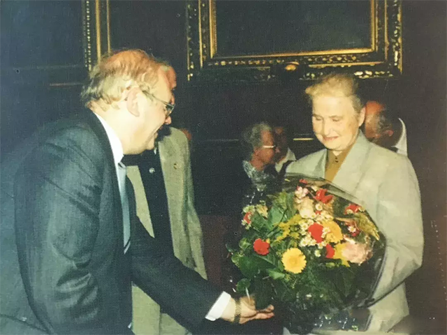 瓦格纳于山村家中突发脑溢血离世,儿女遵循她的遗愿,将她和杜承荣合葬