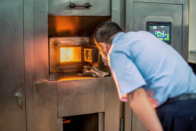 人体进行火化后,遗留的骨灰到底是什么?多年之后又会变成什么?