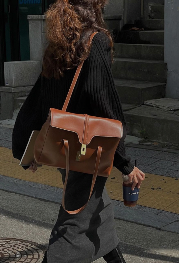 我自己就很中意celine soft,也算是托特包的颜值天花板了, 背起来既