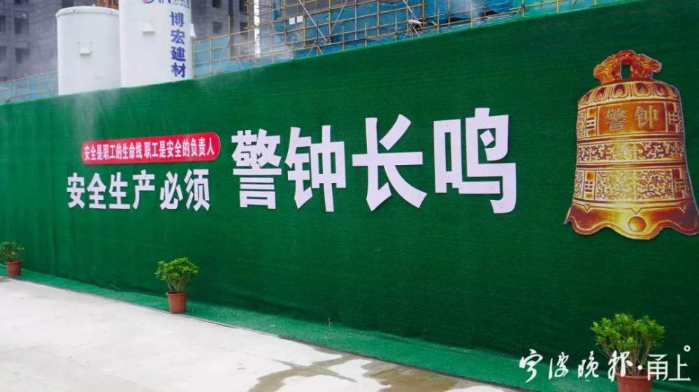 以标语,图片,会议等常态化形式,向广大职工宣传安全生产,文明施工