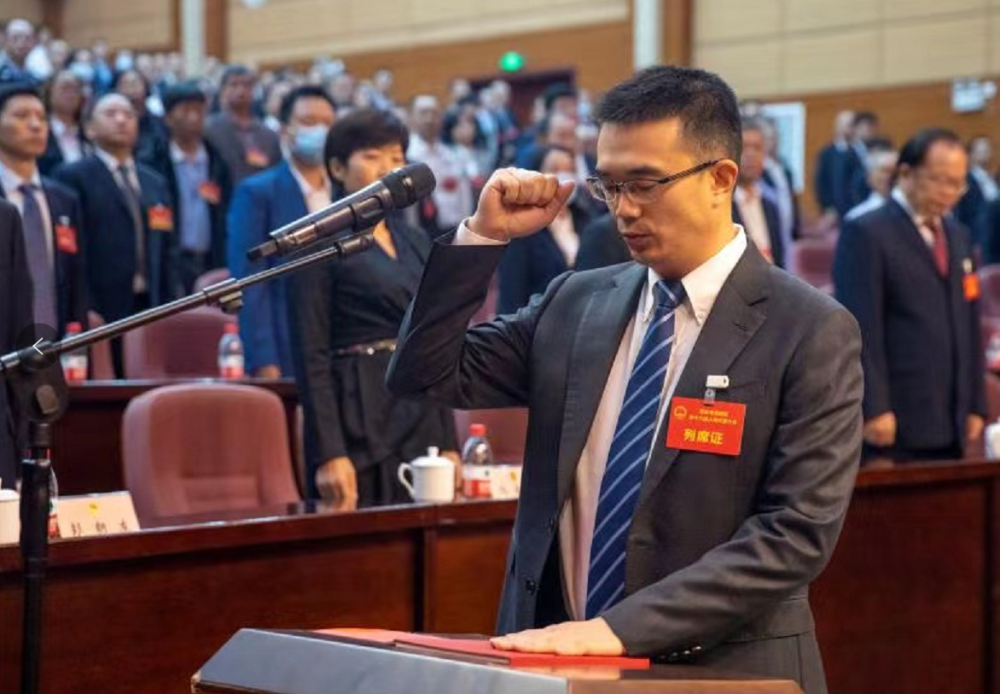 巴南区十八届人大六次会议召开贾晖当选巴南区人民政府区长