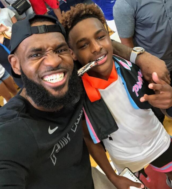 布朗尼詹姆斯 布朗尼詹姆斯进入NBA也不过是自取其辱，被迫继承家产才是正途