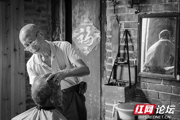 每日一图湖南乡村里的老剃头匠背影正渐渐远去