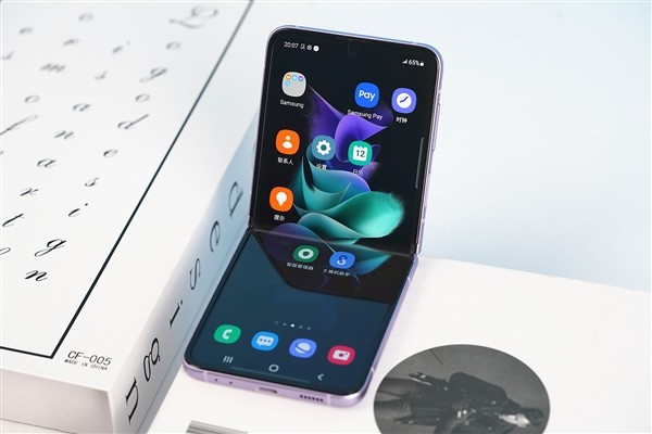 折叠屏设计巅峰三星galaxyzflip35g梦境极光图赏