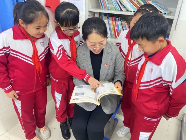 最美教师丨王文燕一棵树摇动一棵树一朵云推动一朵云