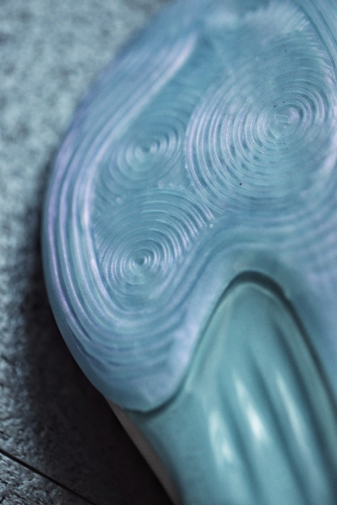 外底方面,用到淡蓝色水晶底材料,非常通透,与鞋面的蓝色相呼应,很漂亮