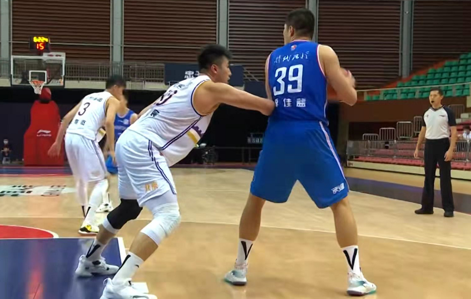 韩博林突破打成2 1,侯逸凡三分球还以颜色,北控队67-60领先