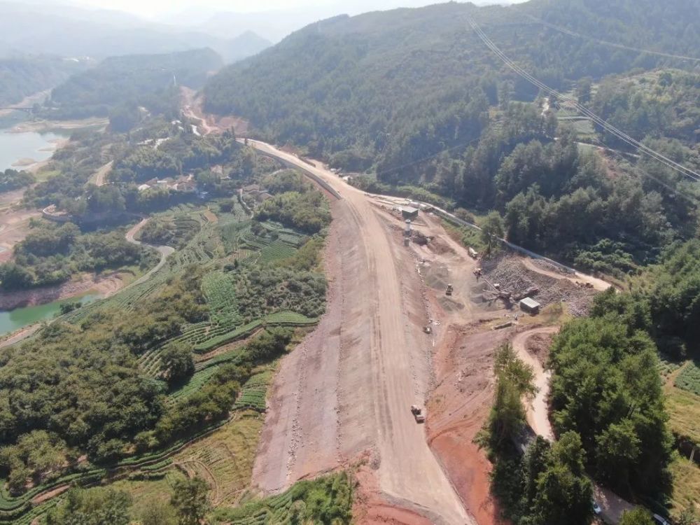 72天遂江公路首个隧道实现贯通离回家的那条路又近了