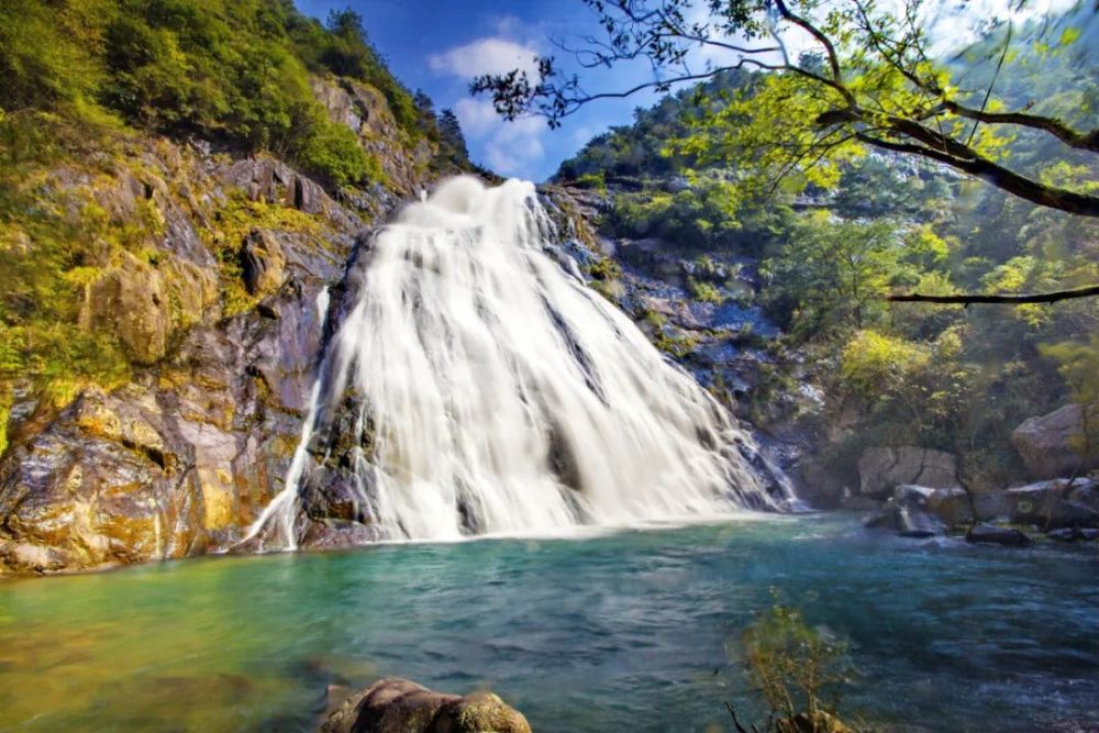 百杖潭景区为浙江省第一批生态旅游区,aaaa级景区,位于磐安县南端龙溪