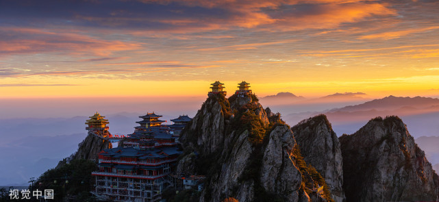 河南洛阳老君山风景区日出景色绚丽