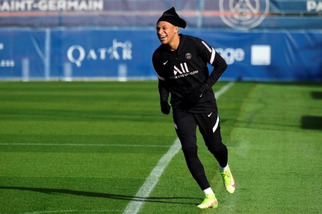 心情不错巴黎官方晒训练照姆巴佩展现灿烂笑容