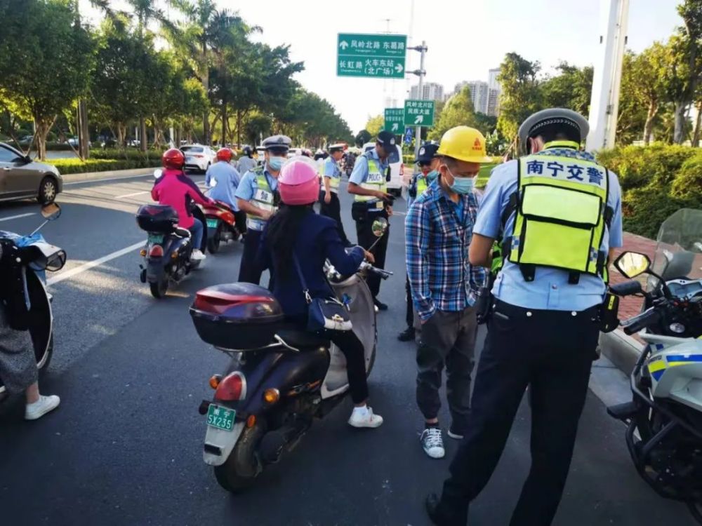 一天查了3077起南寧交警嚴查電動自行車這類違法行為