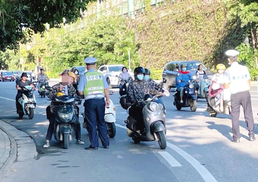 一天查了3077起南宁交警严查电动自行车这类违法行为
