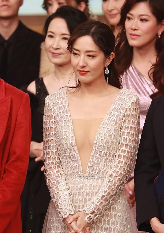 81年的唐诗咏太会抢风头礼服领口开到胃好身材一览无遗