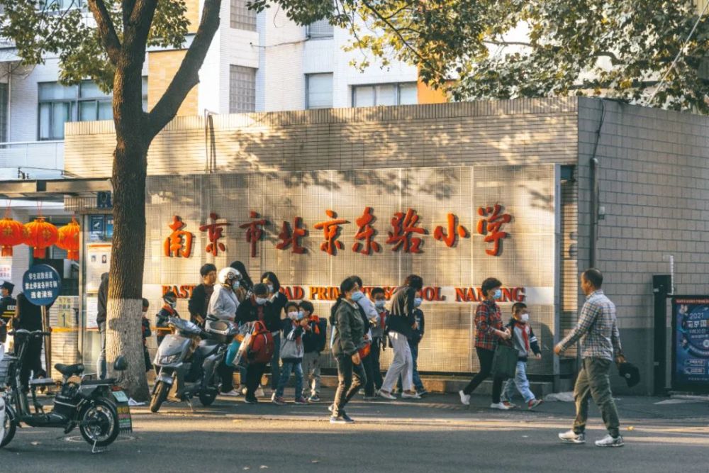 西至鼓樓廣場,一條兩公里長的馬路,坐擁市機關幼兒園,北京東路小學