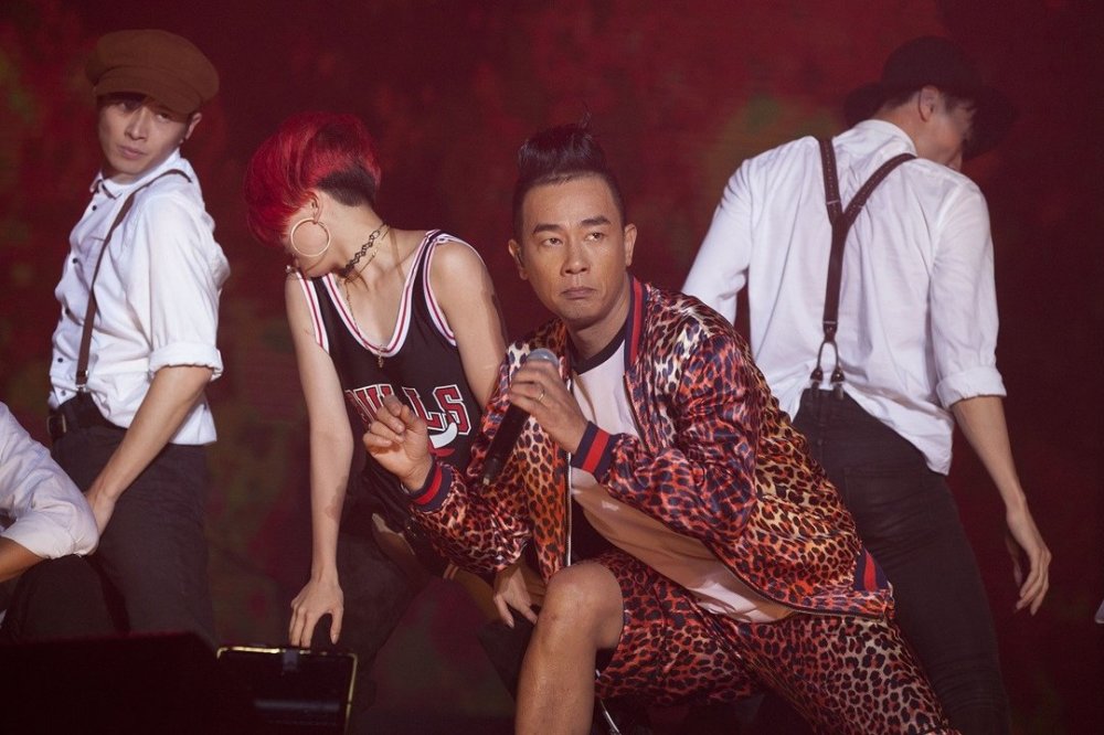 陈小春:3000元卖掉弟弟,18岁给人伴舞,从小混混逆袭成巨星