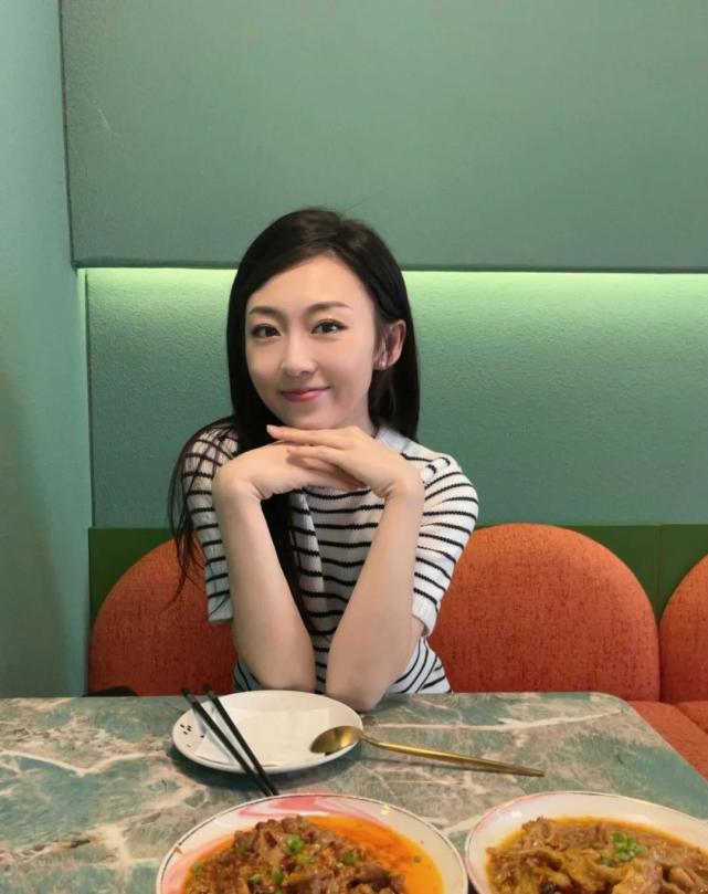 王宇彤首秀朝闻天下康辉曾评价有一份超越年龄的沉稳淡定