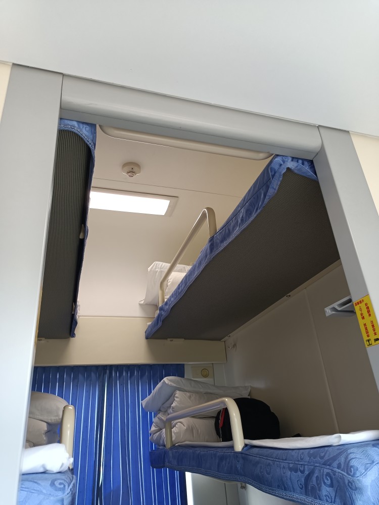 虽然买的卧铺,但却一夜坐卧难安!_腾讯新闻