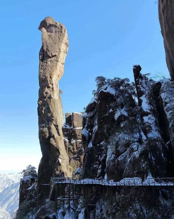 三清山巨蟒峰的是濒危景点,峰顶上有什么,竟有人不惜代价地攀登_腾讯