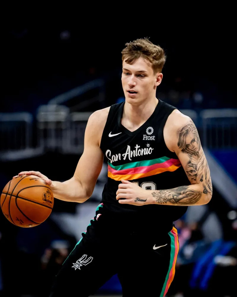 卢卡,再见!他在马刺的经历没有那么顺利,和周琦的经历相同!