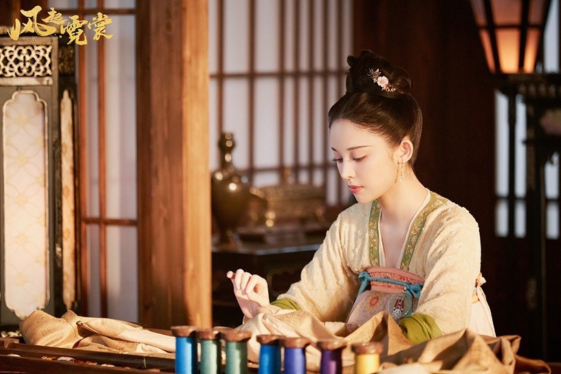 2021最惨的就是古力娜扎了,她播了《风起霓裳》,《十二谭》,《风暴舞