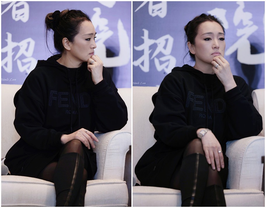 巩俐明明快奔六年纪,面部紧实没有一丝褶子,穿卫衣裙尽显青春活力