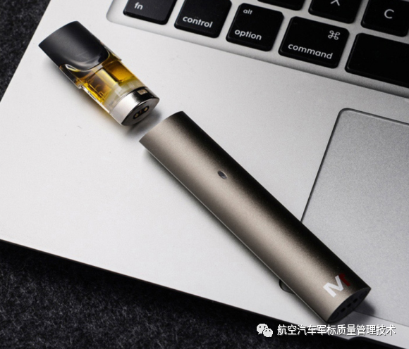 vuse solo是一種使用預充式一次性霧化器的小型棒狀電子煙,該產品