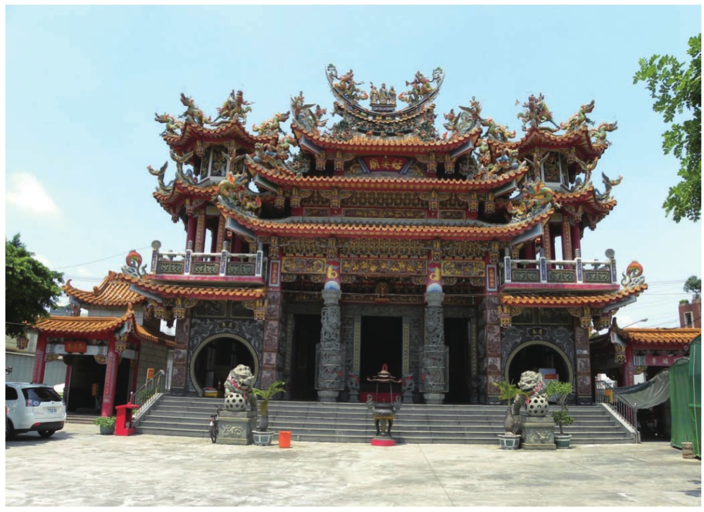 台湾南台姑婆庙台湾圣母安澜庙垂脊与戗脊上堆剪或彩绘花鸟,兽或人物