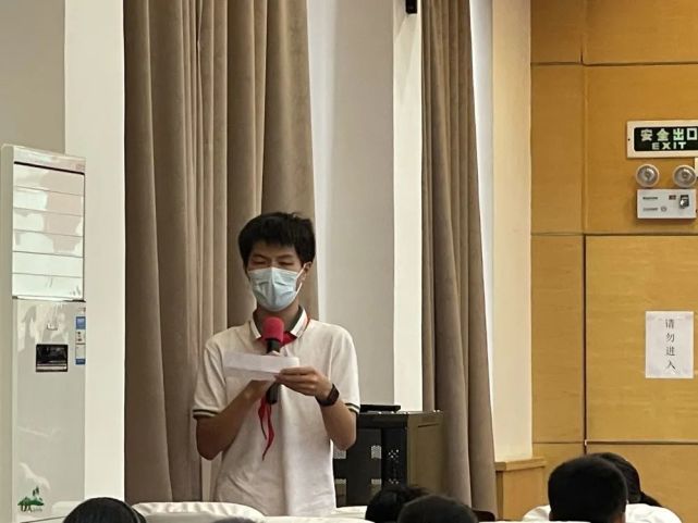 陆兆安,方浚吉,严敏杰,岩本乙惠四位同学满怀激情地代表班级同学发言