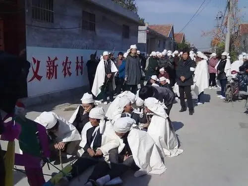 小农村大规矩平辈去世时去吊孝要不要叩头