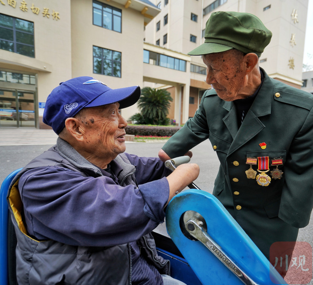 10月12日,抗美援朝老兵李化武和周全弟在四川省革命伤残军人休养院