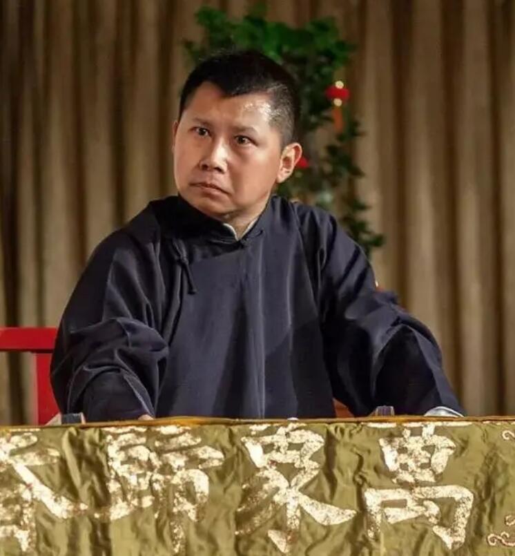 不过何云伟似乎并不太在意,因为他的本名就是何伟,被郭德纲收回"云"字