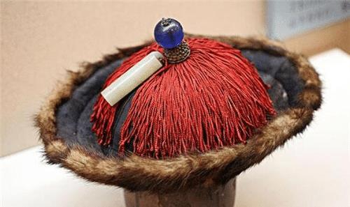 男子拿出祖传"官帽"来鉴宝,专家用光一照,激动问:敢问祖上何人?