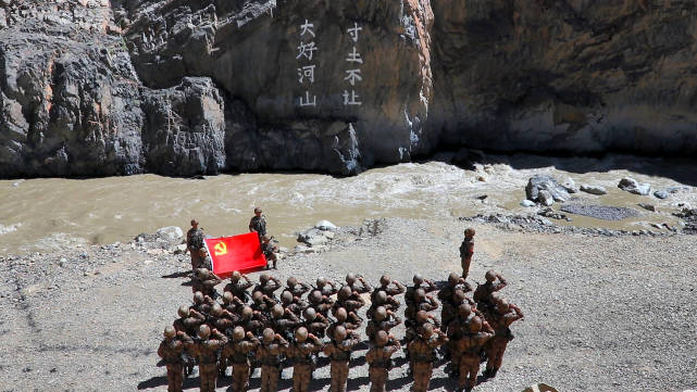 中印边境对峙细节曝光:解放军绝不后撤一厘米,印军被俘照片火了