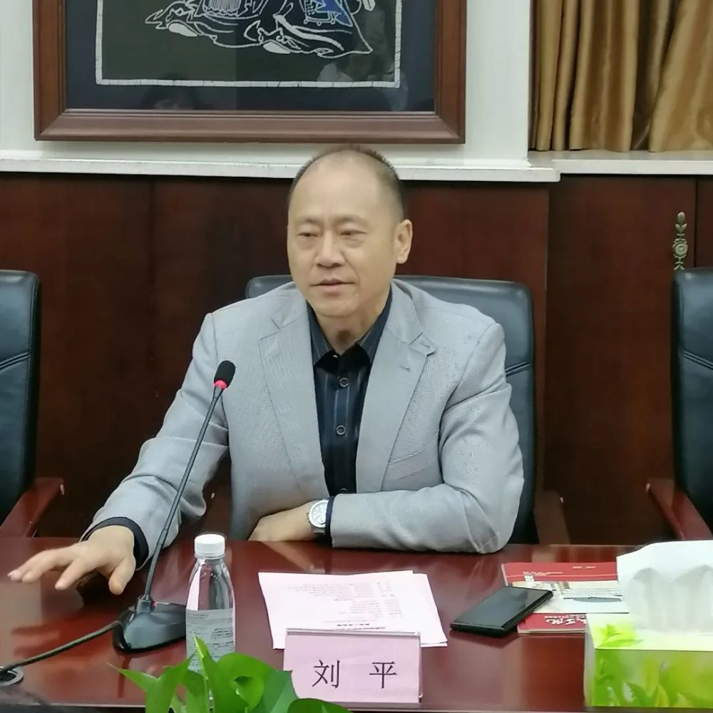 刘平主任 图曹峰经理 图曹总经理表示他对锦城学院"情有独钟"五名优秀