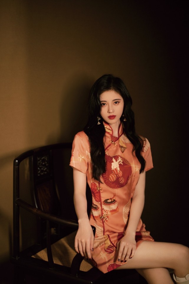 张予曦黑色旗袍造型经典又复古超模身材堪称完美美人尖突出颜值超绝