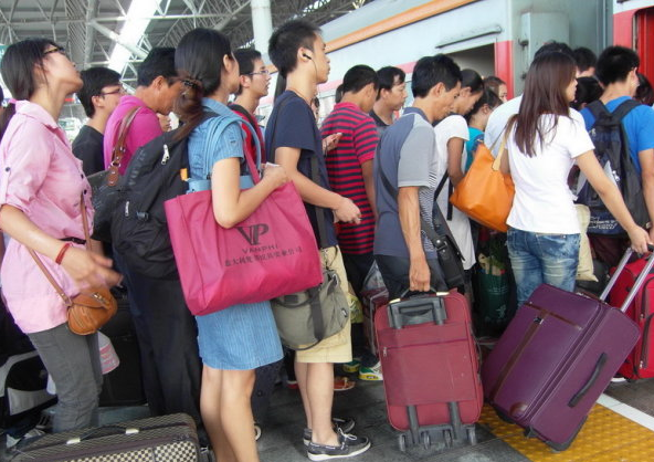 大学生坐火车能享受半价票,初中生为何要买全票?和学历没啥关系